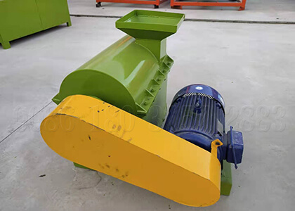 Chicken manure fertilizer crusher